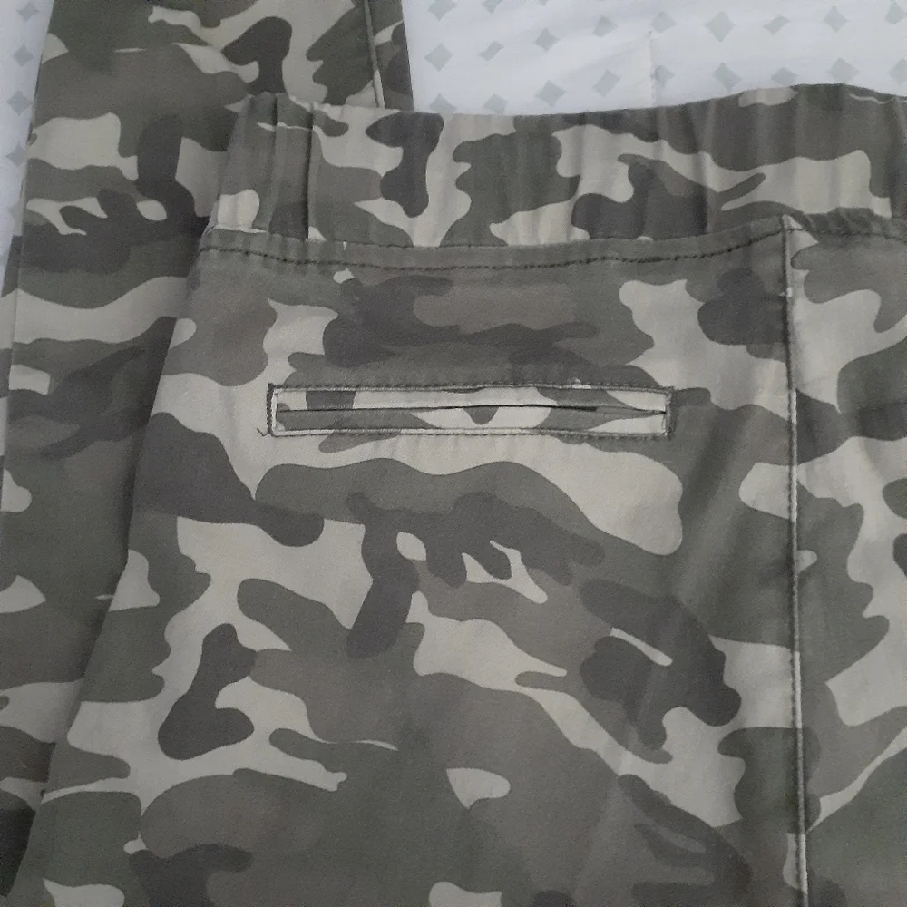 V.I.P. | Women's Camo Jeggings (size 9/10)
